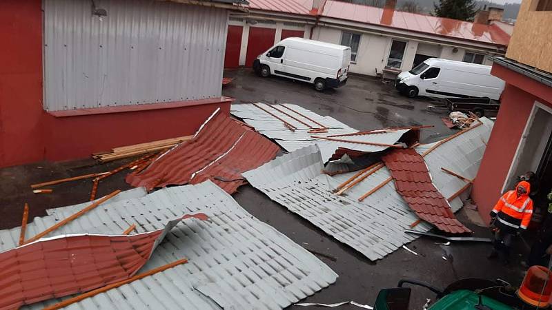 Vichr strhnul střechu na budově společnosti Gasped v Domoradicích v Českém Krumlově.