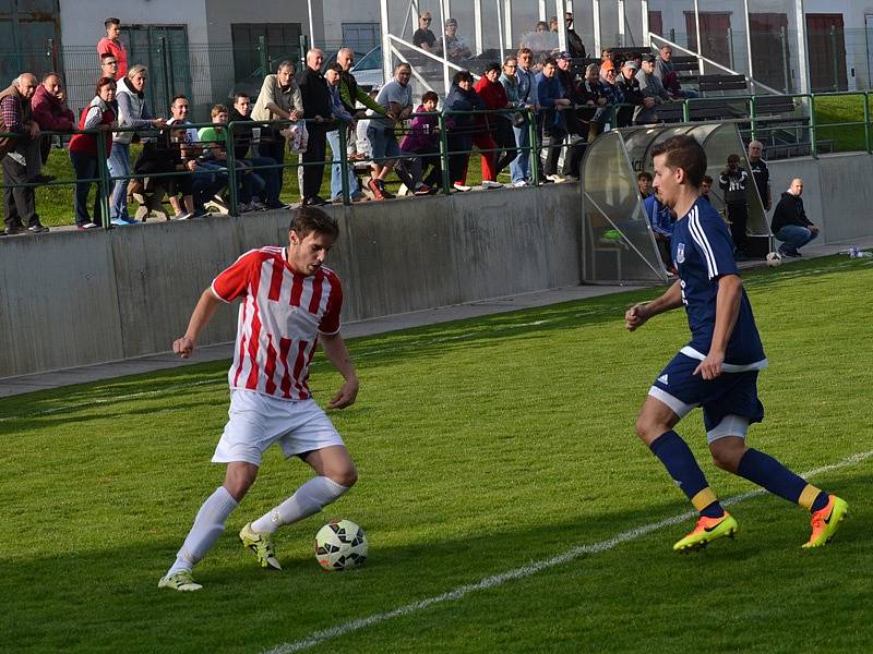 Okresní přebor muži - 6. kolo: FK Dolní Dvořiště (modré dresy) - TJ Smrčina Horní Planá 2:1 (2:1).