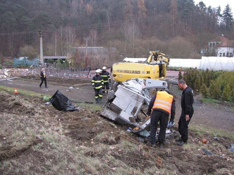 Bagr se uvolnil a skončil v zahradnictví.