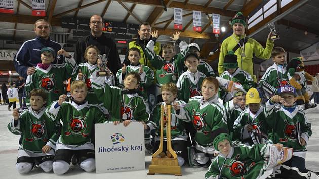 S krásnou trofejí pro nejlepší tým turnaje, zlatými medailemi i  cenami pro hráčské individuality se vrátili benjamínci krumlovského Slavoje z Brianconu.