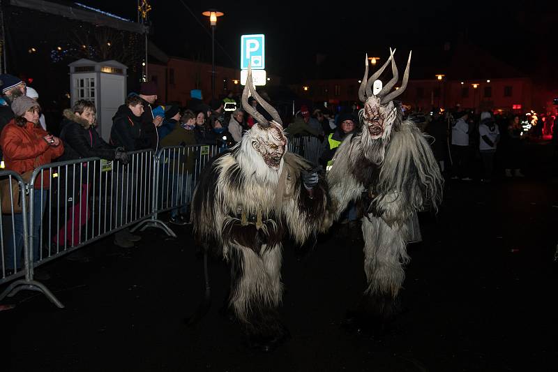 Diváci se během Krampus show v Kaplici náramně bavili.