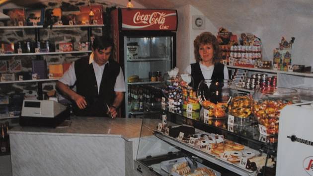 Český Krumlov v roce 1995. Interiér cukrárny ve sklepních prostorách obchodního domu Agatka - Latrán č. 44.