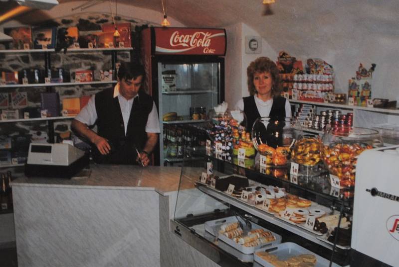 Český Krumlov v roce 1995. Interiér cukrárny ve sklepních prostorách obchodního domu Agatka - Latrán č. 44.