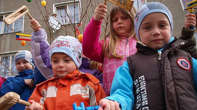 Na řehtání i následnou pondělní koledu se rožmitálské děti řádně připravily. A to i po teoretické stránce, když v pondělí ve škole vyslechly přednášku kaplického faráře Pavla Šimáka o významu těchto svátků pro křesťany.