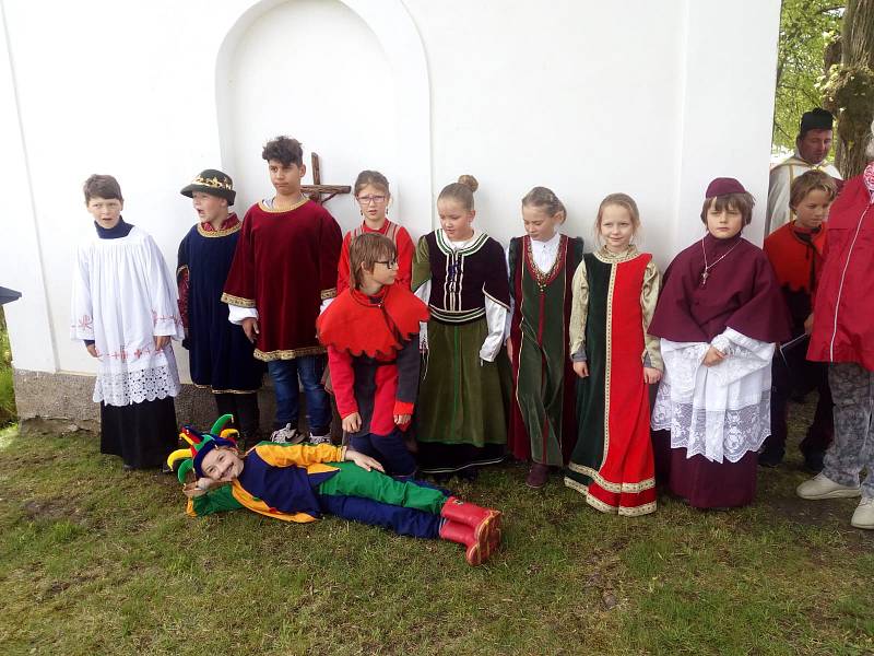 Slavnostní okamžik svěcení a zavěšování zvonku do kaple si nenechala ujít spousta lidí.