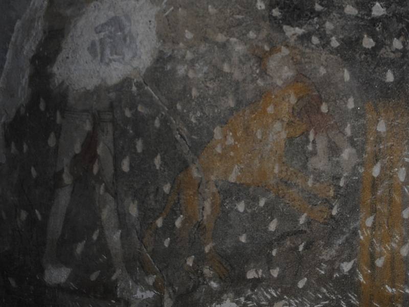 Gotická malba lva, který nese v tlamě dítě.