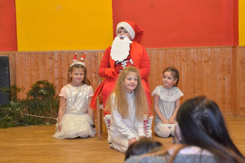 Andělský jarmark v Besednici o druhé adventní neděli.