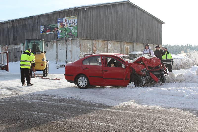 Osobní auto narazilo ve čtvrtek 7. února ráno do domu v Černé v Pošumaví.