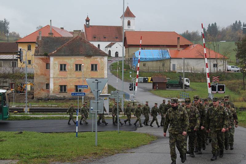 V Polné na Šumavě volilo několik stovek vojáků.
