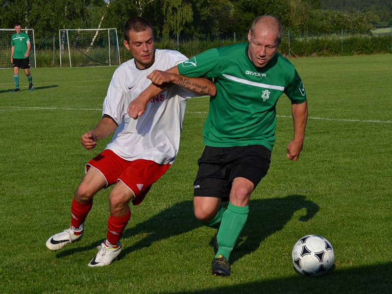 OP muži - 22. kolo: Sokol Křemže (bílé dresy) - Dynamo Vyšší Brod 5:1 (1:0). Vlevo čtyřgólový Radovan Kaprál v souboji s vyšebrodským Vítem Syrovátkou.