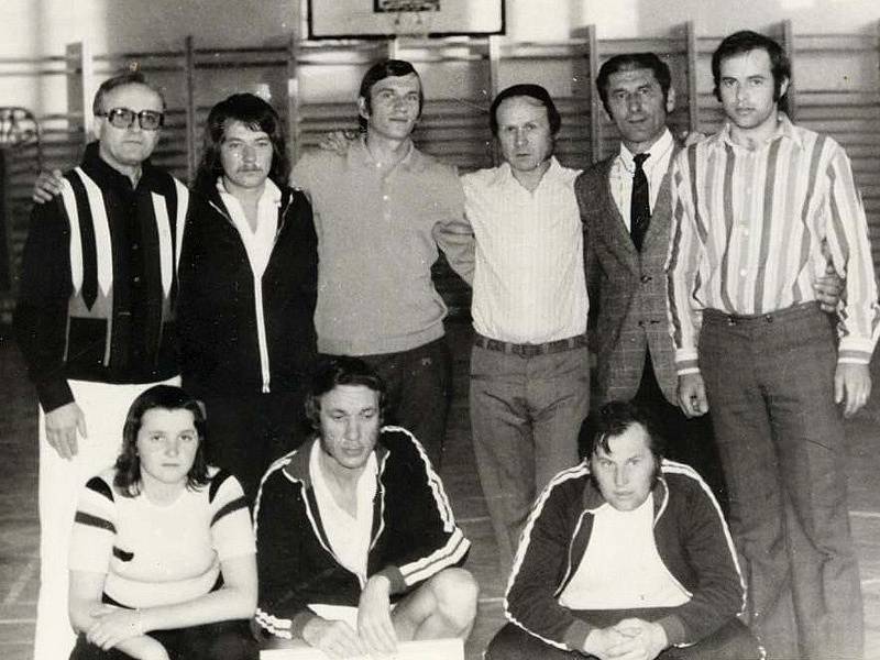 Pohár osvobození - družstvo krumlovských badmintonistů (rok 1977).