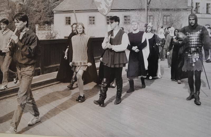 Český Krumlov v roce 1992. 2. března - průvod studentů na svátek Anežky.