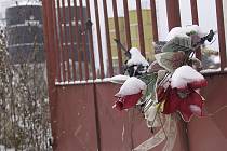 Tragédii v Omlenici dnes připomínají květiny a svíčky v blízkosti areálu bývalého agrochemického závodu.