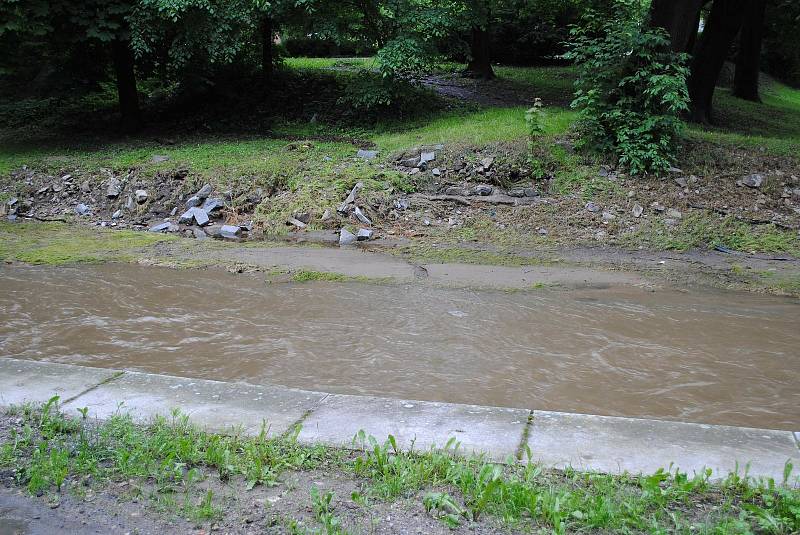 Povodně v Českém Krumlově v roce 2013. Ze břehů se vylila Polečnice, zahrozila i Vltava v centru. Pod vodou skončily hospodské zahrádky i auta.