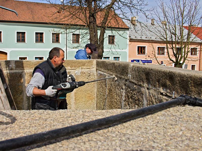 Restaurátoři mají v práci kamennou kašnu na vyšebrodském náměstí.