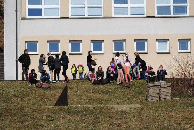 Lidé se zaujetím sledovali částečné zatmění slunce před českokrumlovským gymnáziem.