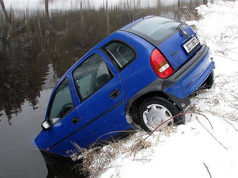 Osobní vozidlo Opel Corsa ve Vltavě.