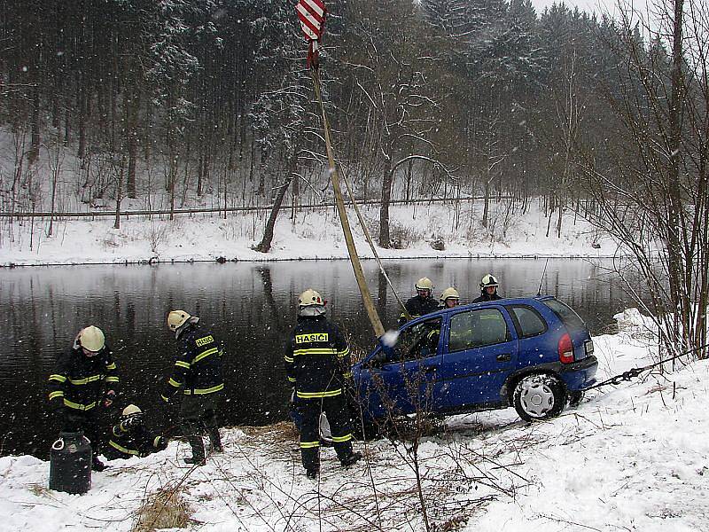 Opel Corsa vylétl ze silnice na trase z Českého Krumlova do Větřní a skončil ve Vltavě.