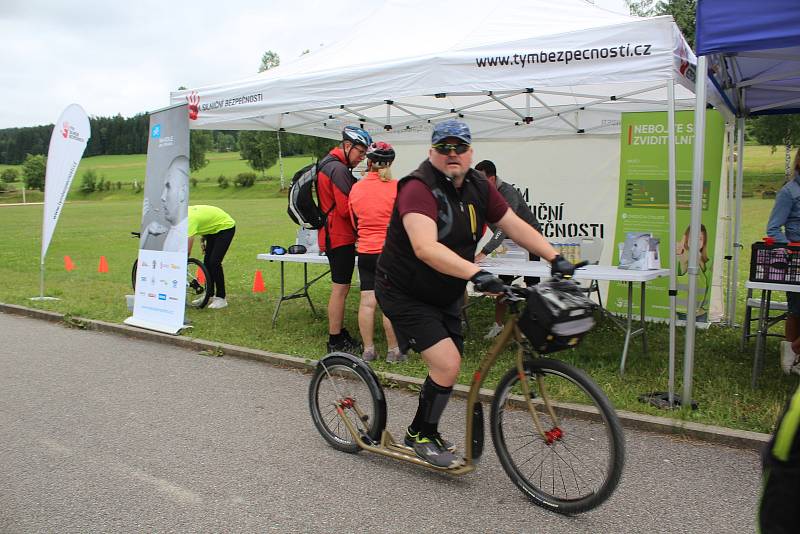 Preventivní akce policie a Týmu silniční bezpečnosti zaměřená na cyklisty v Přední Výtoni.