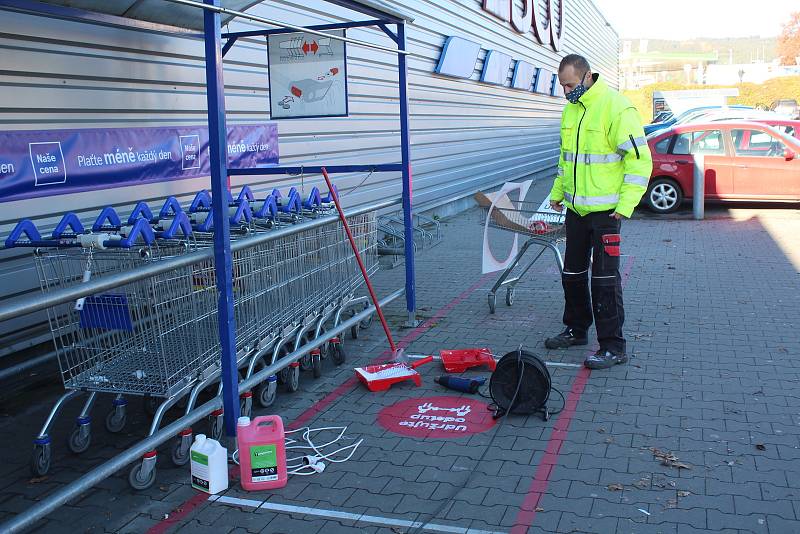 Také zákazníci českokrumlovských prodejen si musí zvykat na nová opatření.