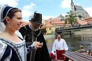 Vilém z Rožmberka s Petrem Vokem a jejich sestrou Evou z Rožmberka poplují na Vltavě v benátské gondole.