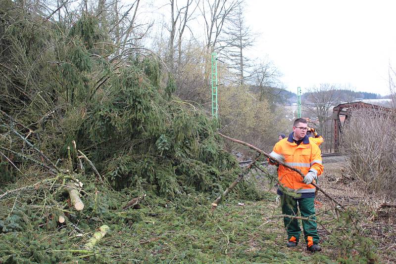 Drážní hasiči likvidují škody na Těchorazu ve Vyšším Brodě na trati z Rybníka do Lipna nad Vltavou.