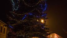 Obyvatelé Světlíka se setkali na návsi při rozsvícení vánočního stromku.