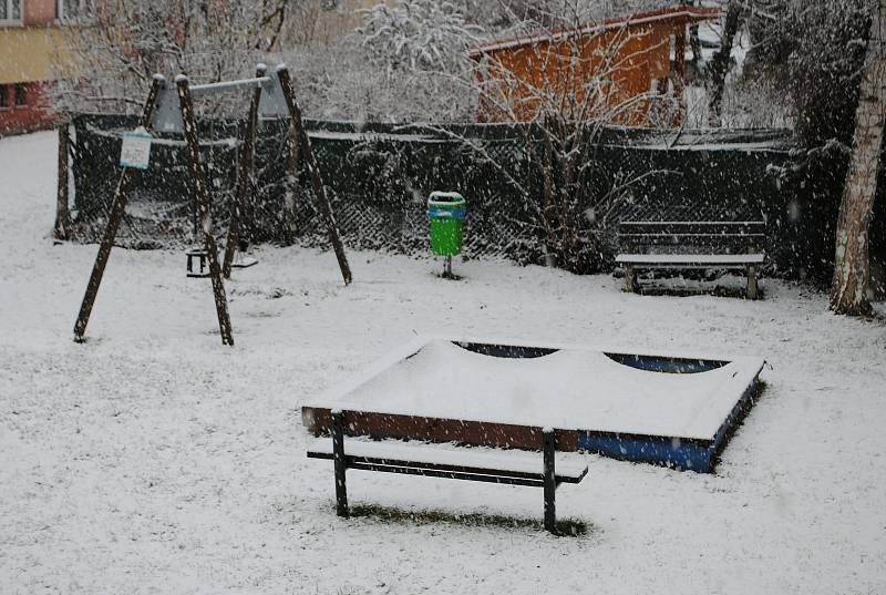 Sněžení v Českém Krumlově. Během hodiny bylo ve městě bílo.
