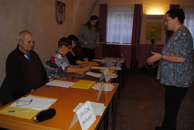 Komise českokrumlovského volebního okrsku č. 8 v plných přípravách.