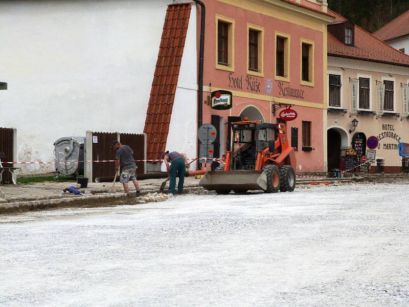 Na náměstí v Rožmberku se pilně pracuje.