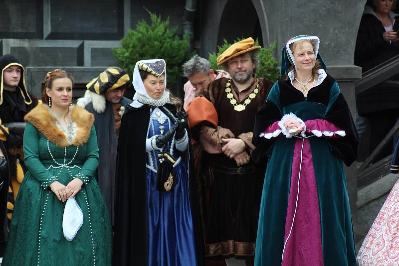 Historický kostýmovaný průvod v sobotu slavnostně zahájil zámeckou sezónu v Českém Krumlově.