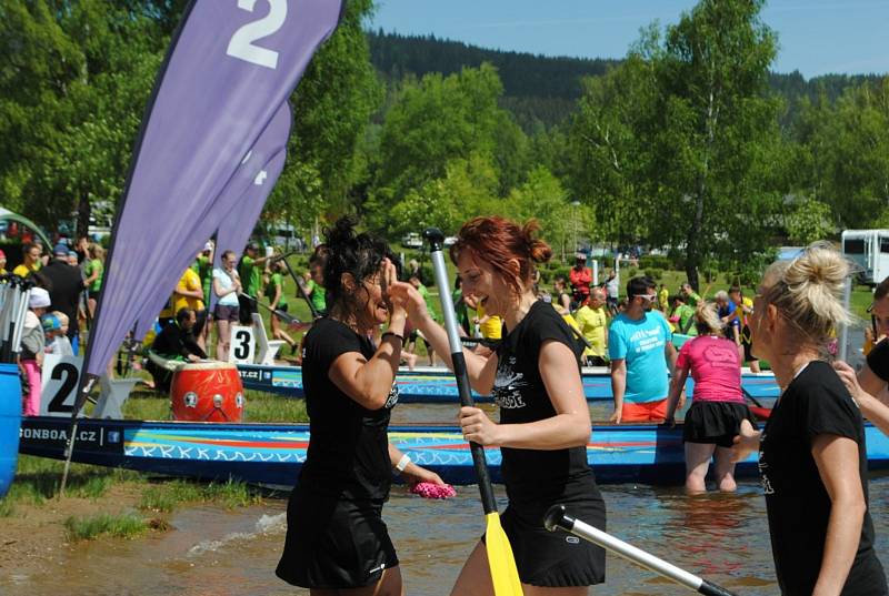 Závody dračích lodí na Lipně v sobotu 21. května 2022 zahájily lipenskou letní sezónu.