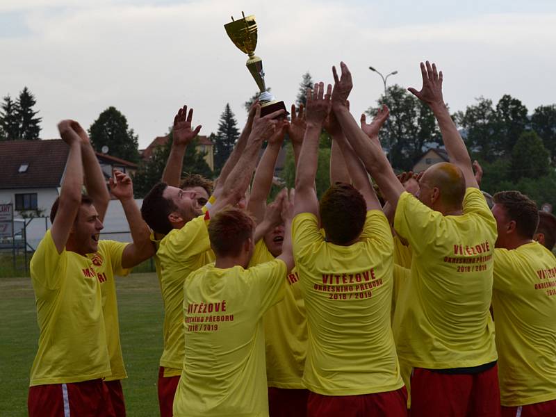 OP muži - 22. kolo: Sokol Chvalšiny (žlutočervené dresy) - Hraničář Malonty 4:5 (3:1).