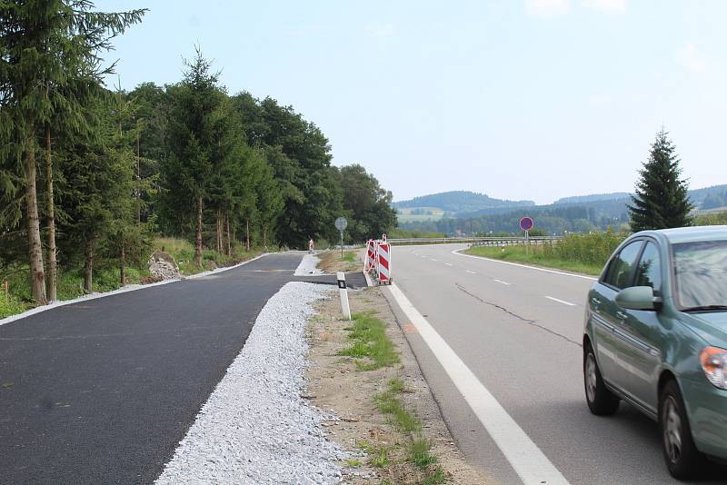 Cyklostezka lemující hráz mezi Černou v Pošumaví a Hůrkou.