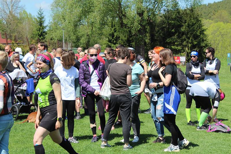 V sobotu 18. května se do Chlumu sjelo na dvě lidí na ChluChlu, prestižní recesistický závod s charitativním posláním, aby podpořili Báru Šebelkovou.