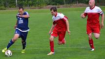 Okresní přebor muži - 16. kolo: FK Dolní Dvořiště (modré dresy) - Sokol Křemže 3:0 (1:0).