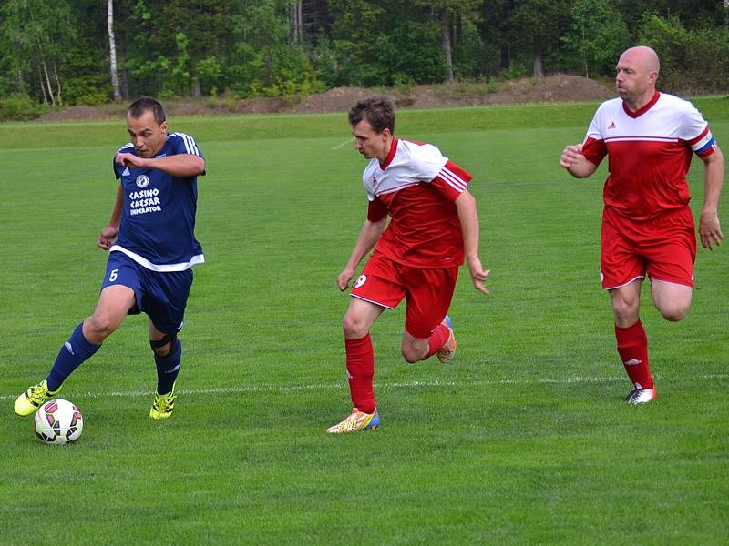 Okresní přebor muži - 16. kolo: FK Dolní Dvořiště (modré dresy) - Sokol Křemže 3:0 (1:0).