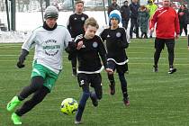 Mladí kapličtí fotbalisté (v černém) v zimní žákovské lize porazili ve 3. kole Benešov nad Černou 4:0 a zatím neztratili ani bod.