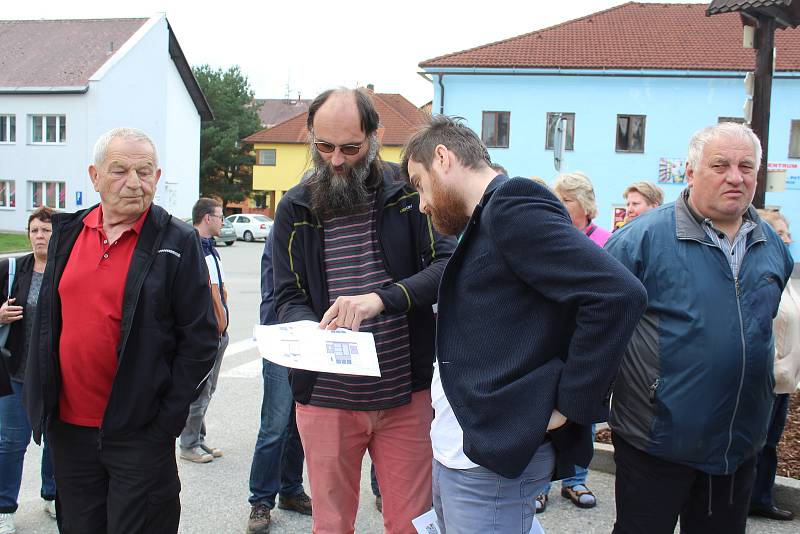 Každý z účastníků procházky s architektem v Horní Plané mohl k návrhu rekonstrukce náměstí řici své.