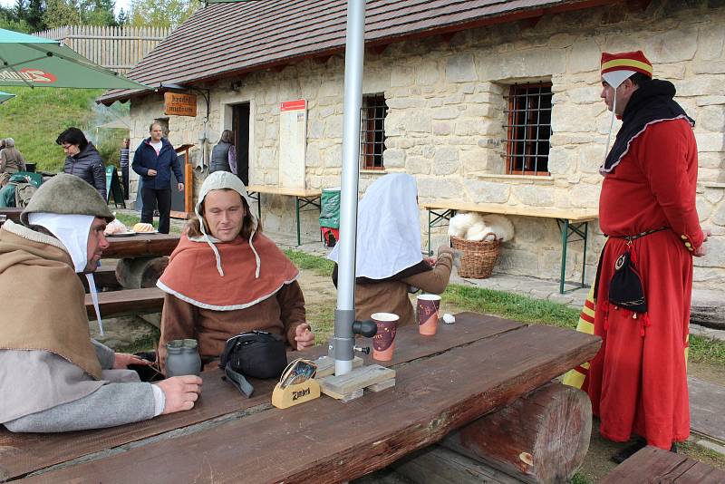 Příprava  na  Průvod Bavora III. a bratří z Vitějovic hradem a ceremonii předání hradu a na vyhlášení rytířského turnaje.