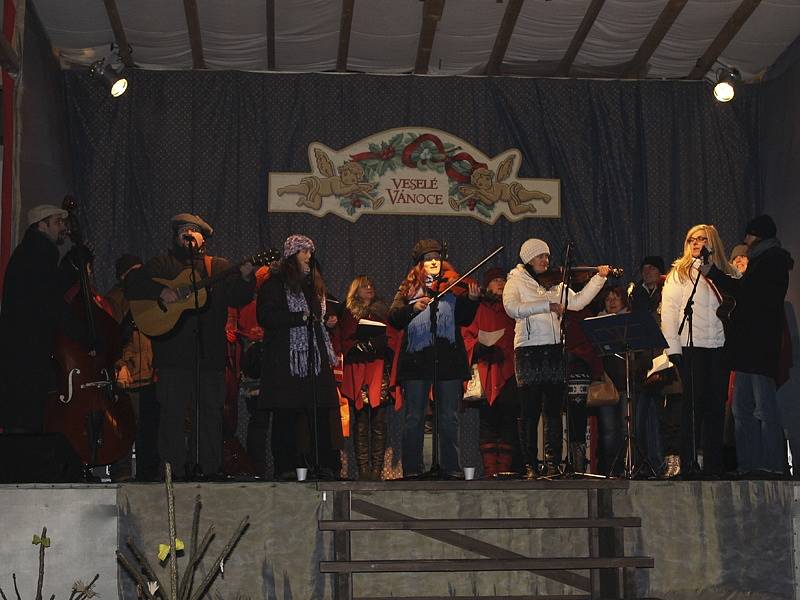 Amatérské zpěváky doprovodili členové českokrumlovského smíšeného pěveckého sboru Perchta a kapel Lakomá Barka a Kapka.