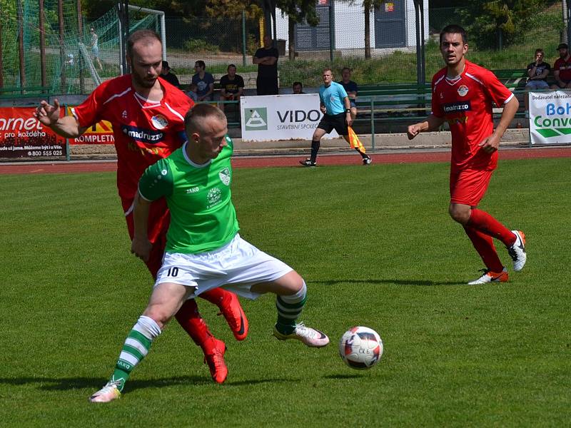 Fortuna Divize A - 25. kolo: FK Slavoj Český Krumlov (zelené dresy) - SK Klatovy 2:1 (1:0).