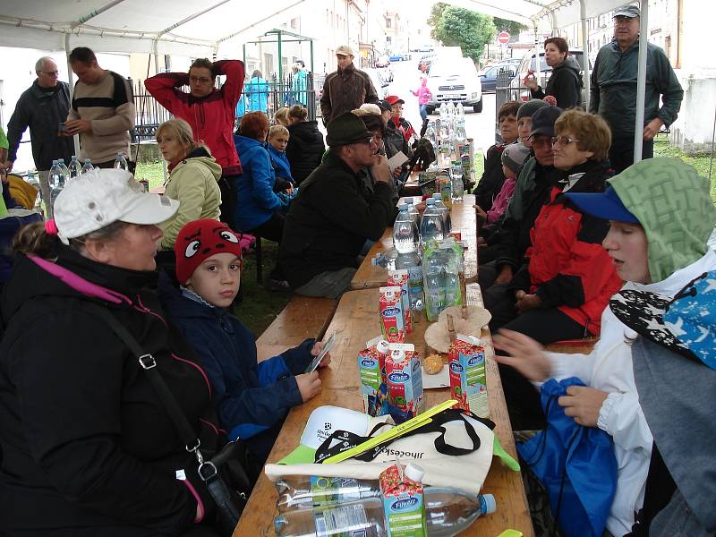 Nordic Walking branou Novohradských hor v Benešově nad Černou se konal i navzdory dešti.