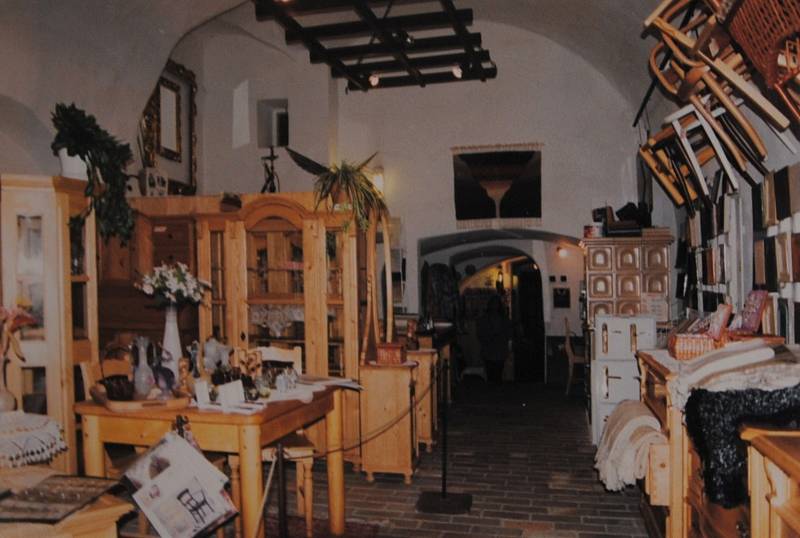 Český Krumlov v roce 1995. Interiér prodejny masivního nábytku v domě č. 41 v Soukenické ul.