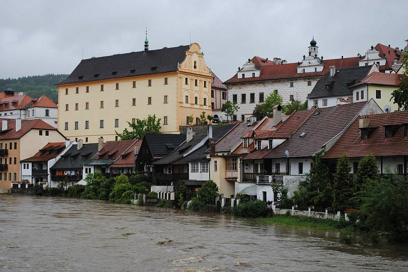 Povodně v Českém Krumlově v roce 2013. Ze břehů se vylila Polečnice, zahrozila i Vltava v centru. Pod vodou skončily hospodské zahrádky i auta.