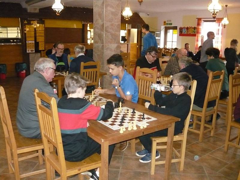 Šachového turnaje ve Vyšším Brodě se účastnilo čtyřiatřicet šachistů ze čtyř zemí.