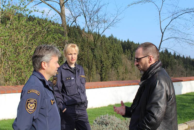 Lezecká skupina Územního odboru Český Krumlov HZS JčK spouštěla na laně z horní plošiny středověkého lešení na Jakobínce při taktickém cvičení dva raněné. Zásahu velel Marek Voldřich.