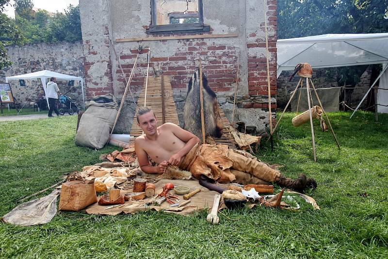 Do českokrumlovské Pivovarské zahrady se o víkendu nastěhovala pravěká kupecká osada.