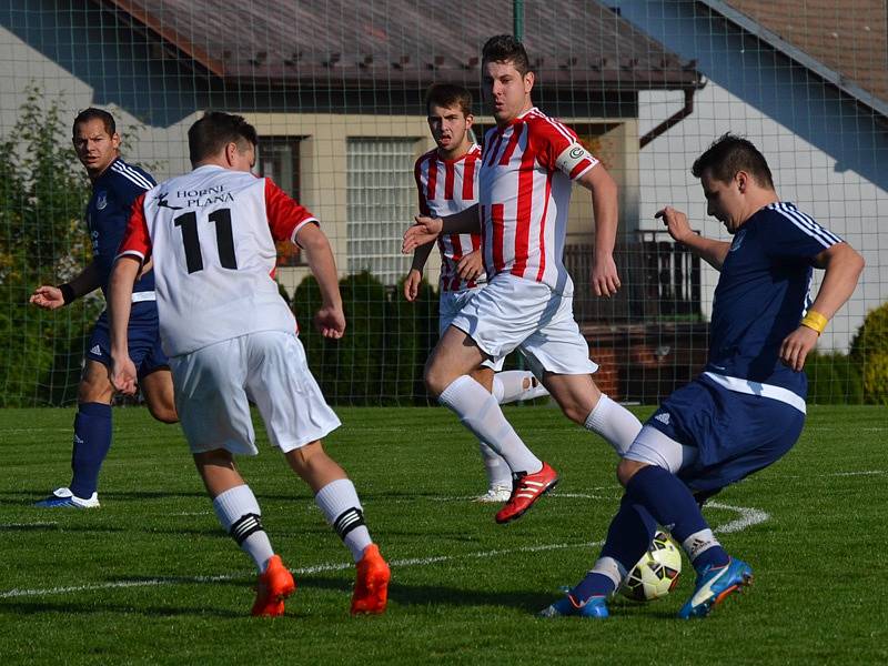 Okresní přebor muži - 6. kolo: FK Dolní Dvořiště (modré dresy) - TJ Smrčina Horní Planá 2:1 (2:1).