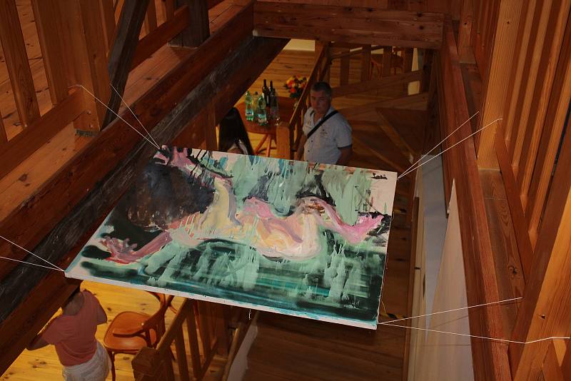 Páteční vernisáž uvedla novou výstavu v Galerii Koželužna v Nových Hradech pod názvem Klidný pohyb. Svá díla zde představuje sedm mladých umělců.